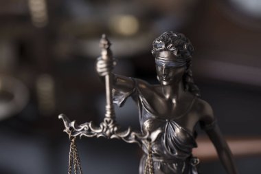 Adalet kavramı. Adalet Yargıç ofiste Themis heykeli.