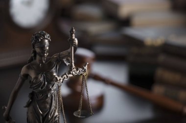 Adalet kavramı. Adalet Yargıç ofiste Themis heykeli.
