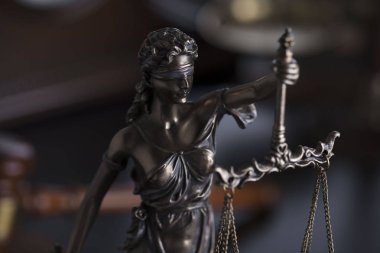 Adalet kavramı. Adalet Yargıç ofiste Themis heykeli.