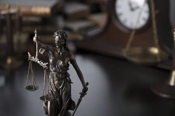 Понятие Справедливости Статуя Правосудия Фемида Кабинете Судьи — стоковое фото