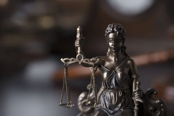 Понятие Справедливости Статуя Правосудия Фемида Кабинете Судьи — стоковое фото