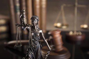 Mahkeme kavramı. Hukuk sembolleri kompozisyon. Tokmak, denge, adalet, kitaplar heykeli. Kahverengi zemin.