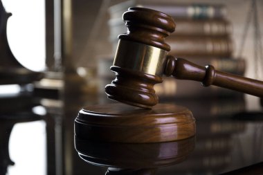 Mahkeme kavramı. Hukuk sembolleri kompozisyon. Tokmak, denge, kitaplar. Kahverengi zemin.