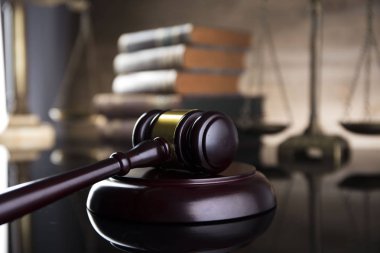 Mahkeme kavramı. Hukuk sembolleri kompozisyon. Tokmak, denge, kitaplar. Kahverengi zemin.