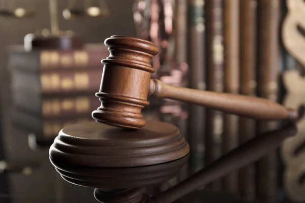 法庭的概念 法律符号构成 棕色背景 — 图库照片