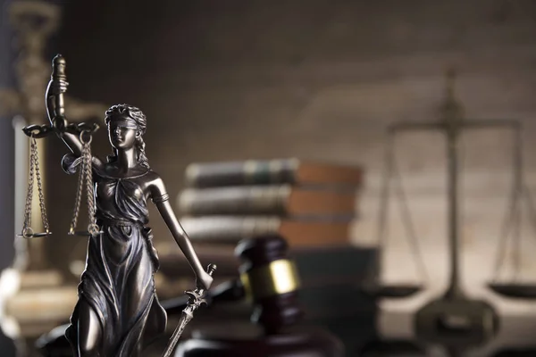 Gerichtssaalkonzept Gesetzliche Symbolkomposition Hammer Gleichgewicht Statue Der Gerechtigkeit Bücher Brauner — Stockfoto