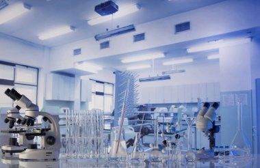 Modern bilimsel laboratuarı iç. Laboratuvar cam ve cam masa mikroskobunun.