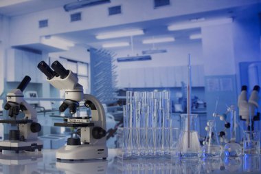 Modern bilimsel laboratuarı iç. Laboratuvar cam ve cam masa mikroskobunun.