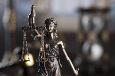 Eski üniversite kütüphanesi hukuk sembolleri. Kitaplar, tokmak, ölçek, adalet heykeli.