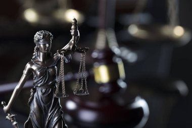 Eski üniversite kütüphanesi hukuk sembolleri. Kitaplar, tokmak, ölçek, adalet heykeli.