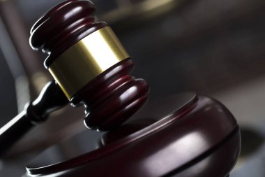 Adalet kavramı arka plan. Hakimin tokmak ve mahkeme kütüphanede ölçeği.