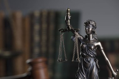 Adalet kavramı. Adalet Yargıç ofiste Themis heykeli.