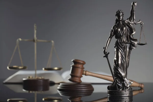 Gesetzeskonzept Gesetzessymbole Themis Richtergabel Rechtsbuch Und Maßstab Der Gerechtigkeit — Stockfoto