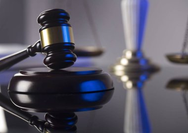 Hukuk kavramı. Hakimin tokmak gri arka plan üzerinde.