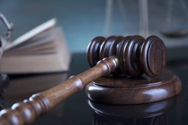 Hukuk kavramı. Hakimin tokmak gri arka plan üzerinde.