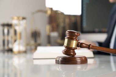 Hukuk kavramı arka plan. Tokmak ve Muhasebe Dairesi beyaz cam tabloda ölçekte.