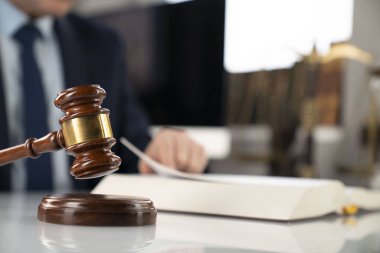 Avukat kavramı arka plan. Ofiste çalışan avukat. Tokmak ve beyaz cam masa üzerinde yasal kitap.