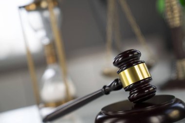 Hukuk kavramı arka plan. Tokmak ve Muhasebe Dairesi beyaz cam tabloda ölçekte.