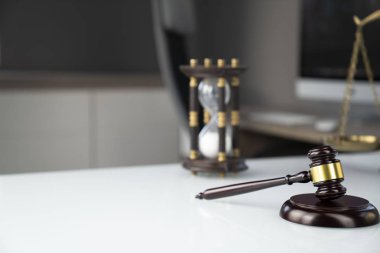 Hukuk kavramı arka plan. Avukat ofiste beyaz cam tabloda tokmak.