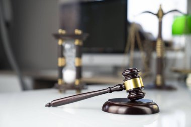 Hukuk kavramı arka plan. Tokmak ve Muhasebe Dairesi beyaz cam tabloda ölçekte.