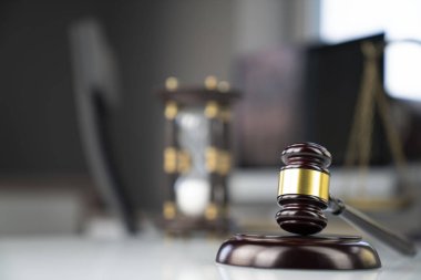 Hukuk kavramı arka plan. Tokmak ve Muhasebe Dairesi beyaz cam tabloda ölçekte.