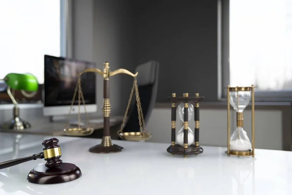 Концепция Права Молоток Белом Стеклянном Столе Офисе Адвоката — стоковое фото