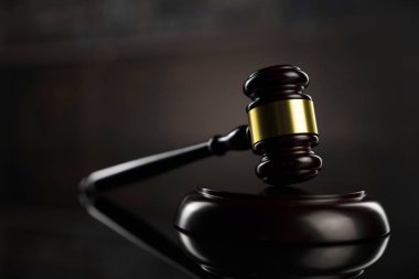 Tokmak. Açık artırma ve iş kavramı. Avukat kütüphanede tokmak.