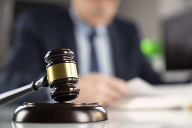 Avukat kavramı arka plan. Ofiste çalışan avukat. 