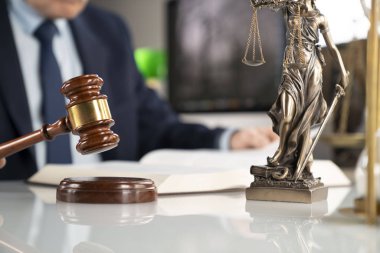 Avukat kavramı arka plan. Ofiste çalışan avukat. 