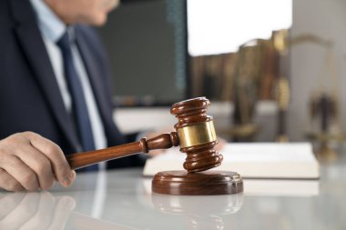 Avukat kavramı arka plan. Ofiste çalışan avukat. 