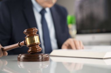 Avukat kavramı arka plan. Ofiste çalışan avukat. 