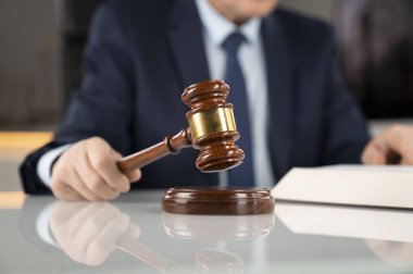 Avukat kavramı arka plan. Ofiste çalışan avukat. 