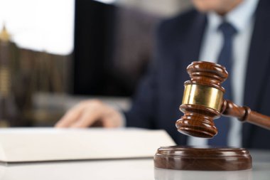 Avukat kavramı arka plan. Ofiste çalışan avukat. 