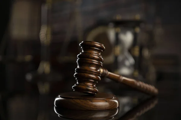 审判室概念 法律符号构成 加维尔 平衡和书籍 棕色背景 — 图库照片