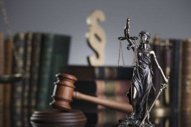 Hukuk kavramı. Tokmak Yargıç, Adalet ve yasal kitaplar heykeli. Gri arka planı.