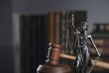 Hukuk kavramı. Tokmak Yargıç, Adalet ve yasal kitaplar heykeli. Gri arka planı.