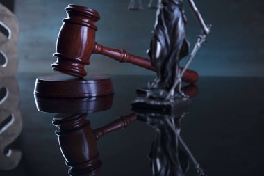 Hukuk kavramı. Tokmak Yargıç, Adalet ve yasal kitaplar heykeli. Gri arka planı.