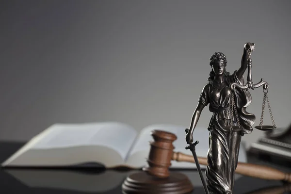 法律概念 法官的加维尔 正义和法律书籍的雕像 灰色背景 — 图库照片