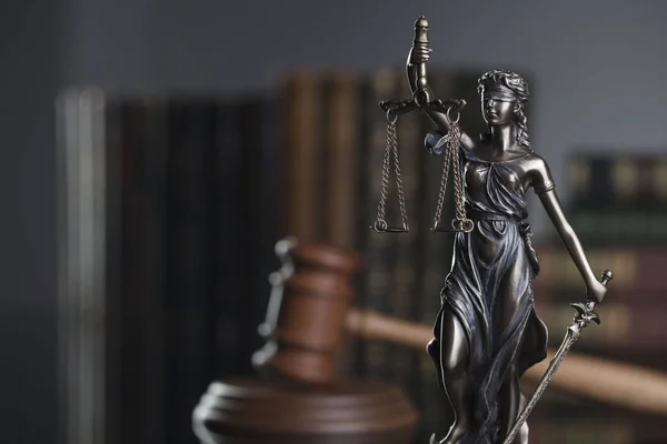 Закон Концепцію Молотка Суддя Статуя Юстиції Правових Книг Сірий Фон — стокове фото