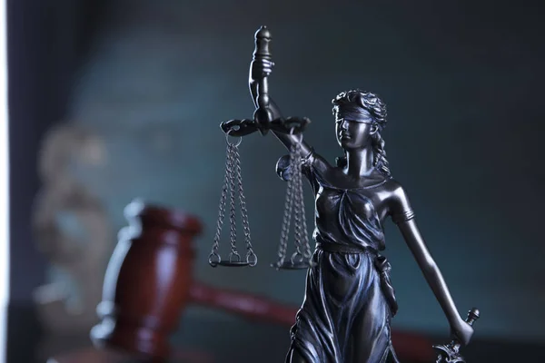 法律概念 法官的加维尔 正义和法律书籍的雕像 灰色背景 — 图库照片