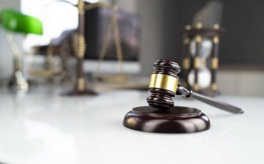 Avukatlar ofisi. Tokmak ve beyaz masa üstünde bilgisayar.