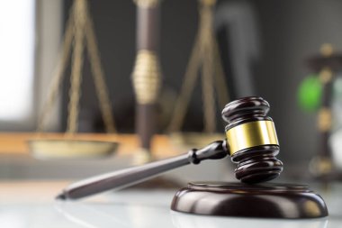 Avukatlar ofisi. Tokmak ve beyaz masa ölçekte.