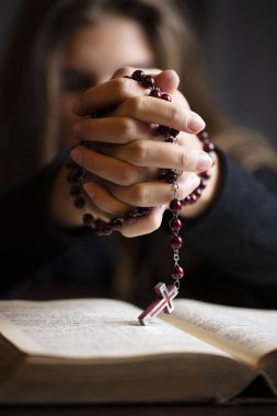 Din kavramı arka plan. Hıristiyanlık. Kutsal İncil ve tespih. Dua sembolleri.