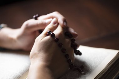 Din kavramı arka plan. Hıristiyanlık. Kutsal İncil ve tespih. Dua sembolleri.