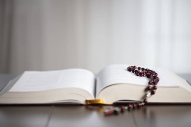 Din kavramı arka plan. Hıristiyanlık. Kutsal İncil ve tespih.
