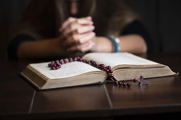 Náboženství Pojem Pozadí Křesťanství Svatá Bible Růženec Modlitební Symboly — Stock fotografie