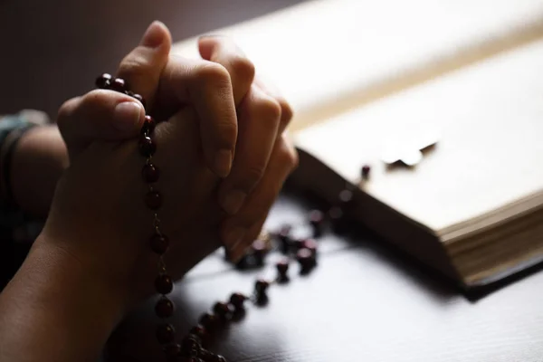 Religie Concept Achtergrond Christendom Heilige Bijbel Rozenkrans Gebed Symbolen — Stockfoto