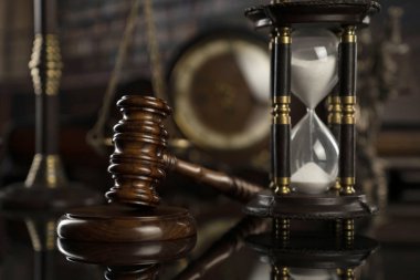 Hukuk kavramı. Tokmak Yargıç, ölçek ve yasal kitaplar. Mahkeme Kütüphane.