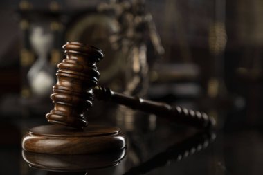 Hukuk kavramı. Tokmak Yargıç, Adalet ve yasal kitaplar heykeli. Gri arka planı.