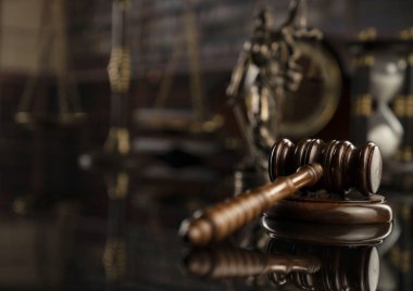 Hukuk kavramı. Tokmak Yargıç, adalet, ölçek ve yasal kitaplar heykeli. Mahkeme Kütüphane.